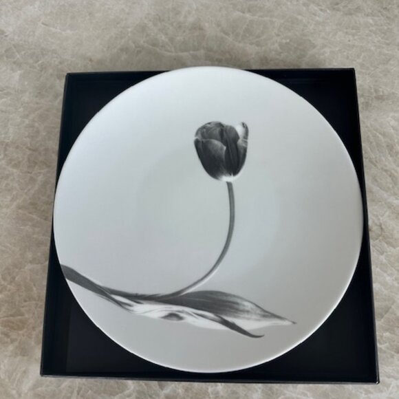 Saint Laurent + Mapplethorpe White Tulip Plate BNIB - Picture 5 of 5